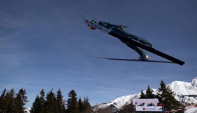 Čeprav je Timi Zajc včeraj skakal bistveno bolje kot še dan poprej, ni bil najbolj zadovoljen s seboj. FOTO: AFP