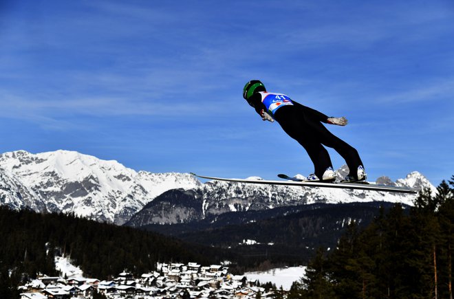 Peter Prevc močno upa in verjame, da bo na današnji tekmi v Seefeldu med elitno deseterico tudi Slovenec. FOTO: AFP