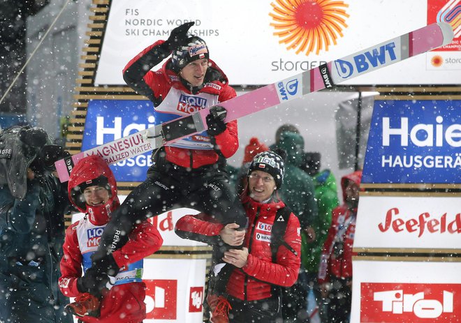 Poland's Dawid Kubacki (C) celebrates after winning the Men's ski jumping event at the FIS Nordic World Ski Championships on March 1, 2019 in Seefeld, Austria. (Photo by GEORG HOCHMUTH / APA / AFP) / Austria OUT