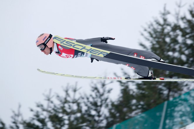 Svetovni rekorder Stefan Kraft ostaja vodilni na norveški turneji, a zadnja dva dneva ga čaka še hud boj za 60.000 evrov. FOTO: AFP