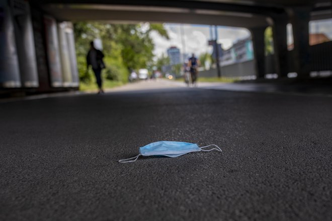 Ljudje protestirajo proti oblasti, ker zavaja, ker manipulira. FOTO:&nbsp;Voranc Vogel