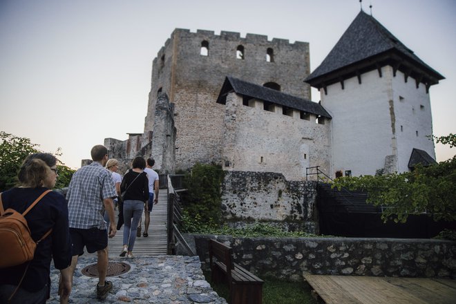 Mali oder na celjskem Starem gradu je med romanskim in gotskim &shy;palacijem. Da bodo zadostili vsem priporočilom NIJZ glede razdalje med gledalci, bo teh največ 50. FOTO: Rok Mlinar