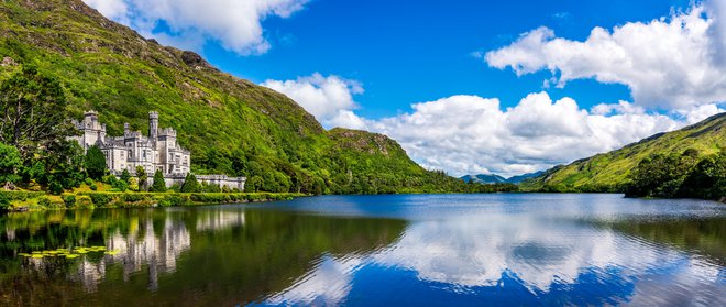 Z gradom Kylemore je bogataš Mitchell Henry svoji ženi izkazal ljubezen. FOTO: Shutterstock