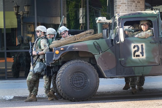 Člani nacionalne garde v St. Paulu, Minnesota. FOTO: Scott Olson/AFP