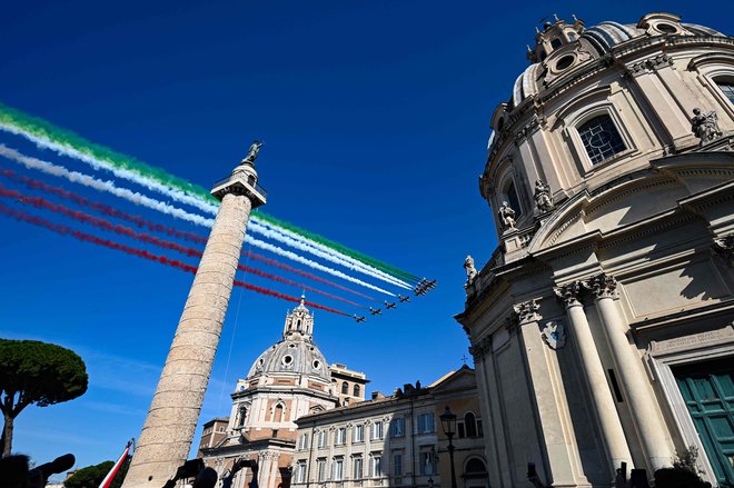 Akrobatska skupina letal Frecce tricolori (v prevodu Tribarvne puščice) je danes v Rimu končala enotedensko turnejo preletov mest vzdolž talijanskega škornja. 2. junij je v Italiji državni praznik, dan republike. FOTO: Vincenzo Pinto/AFP