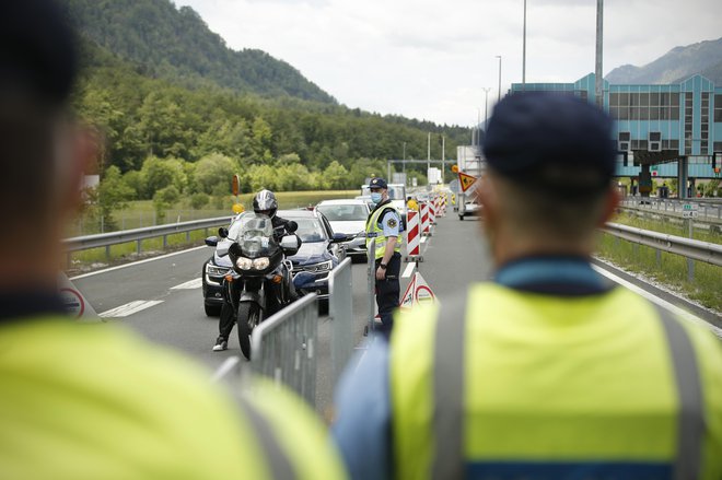 Kontrolna točka na mejnem prehodu Karavanke. FOTO: Jure Eržen/Delo