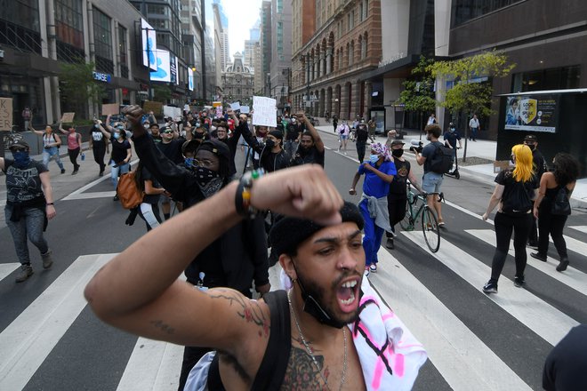 Demonstracije proti nasilni smrti Georgea Floyda med policijsko aretacijo. Foto Reuters