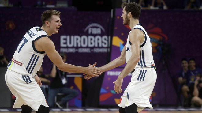 Goran Dragić (desno) in Luka Dončić sta na EP 2017 dokazala, da se odlično razumeta. FOTO: Blaž Samec