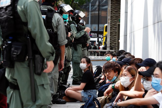 Demonstracije so se v Hongkongu začele lani s tako imenovanim gibanjem dežnikov zaradi namere, da bi prestopnikom iz Hongkonga sodili v celinski Kitajski. Zdaj je završalo zaradi himne, njeno žaljenje bi bilo po osnutku zakona obravnavano kot kriminalno dejanje. FOTO: Reuters