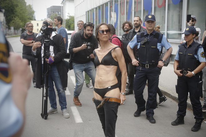 Igralka Katarina Stegnar med policisti na drugi akciji za kulturo.  Foto: Jure Eržen