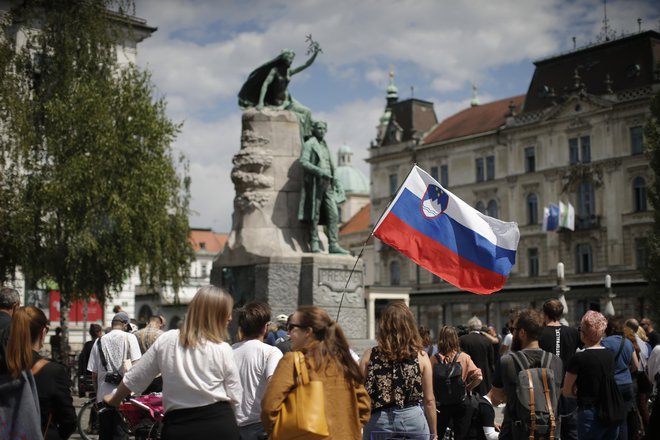 Udeleženci protesta so od Prešernovega spomenika krenili po Trubarjevi ulici do Ministrstva za kulturo Foto Jure Eržen