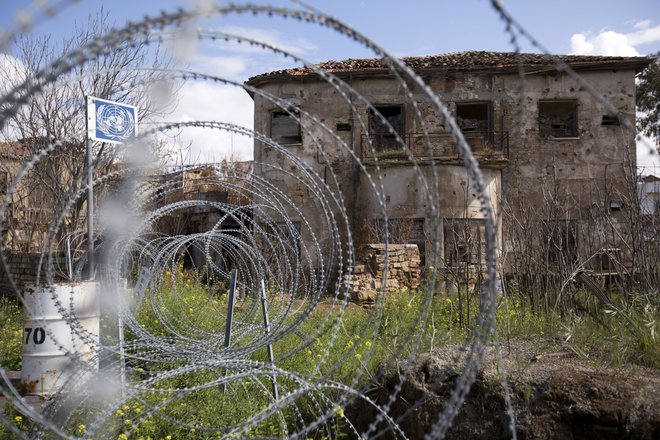 Žica že več kot 40 let deli Ciper na dva dela. FOTO: Reuters