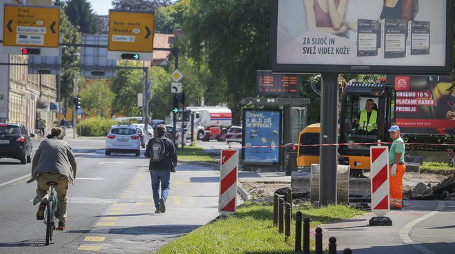 Tržaško cesto so začeli obnavljati na pločniku in postajališču pri Kinu Vič. FOTO: Jože Suhadolnik/Delo