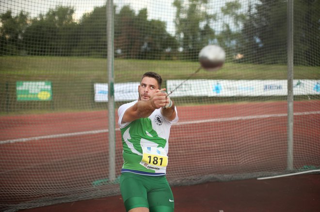 Nejca Pleška v sezoni brez velikih atletskih prireditev veseli dejstvo, da bo kladivo vsaj v Sloveniji lahko tekmovalno zalučal. FOTO: Jure Eržen