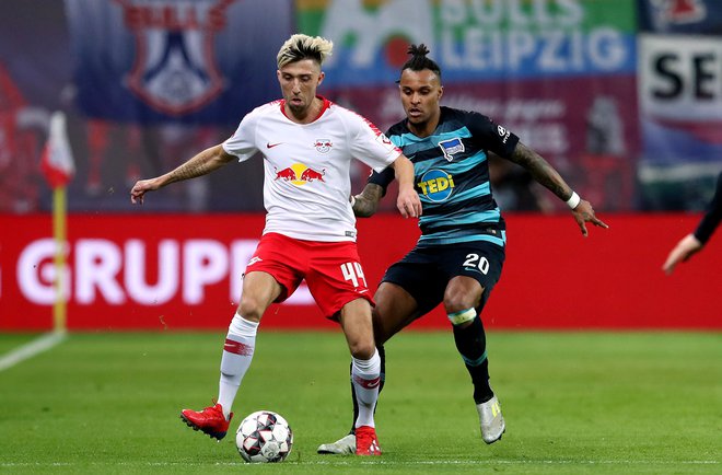 Kevin Kampl je v uvodnih tekmah nadaljevanja sezone v bundesligi in do lažje poškodbe blestel v moštvu Leipziga, zaradi česar si je pri vodilnih klubskih možeh prislužil zeleno luč za podaljšanje pogodbe. FOTO: AFP