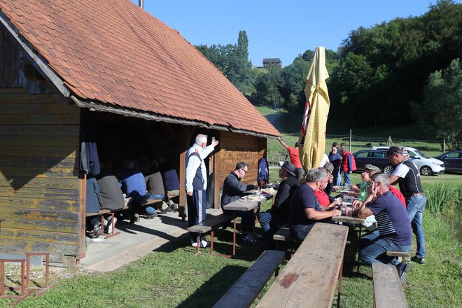 Vladni odlok ne posega v urejanje zasebnih zabav, tako da so te dovoljene, je pa treba upoštevati priporočila NIJZ. FOTO:&nbsp;Marko Feist