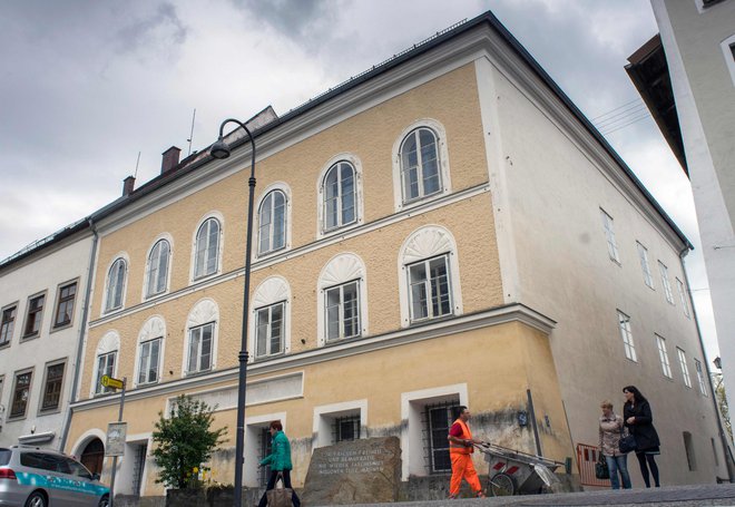 Hitlerjeva rojstna hiša v Braunau. FOTO: Joe Klamar/AFP