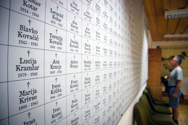 Panoji z napisi 1500 Slovencev, ki so jih med drugo svetovno vojno iz taborišča v Brestanici izgnali v tujino in so v tujini umrli. Foto Janoš Zore