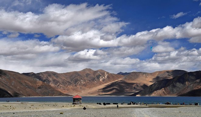 Ob jezeru Pangong Tso Indija in Kitajska kopičita čete. FOTO: AFP
