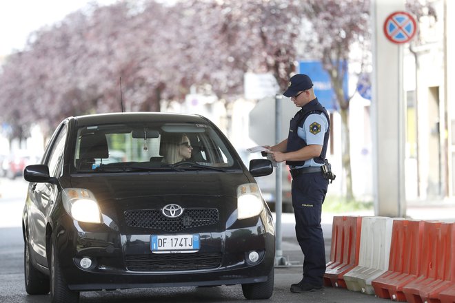 Življenje in sproščanje ukrepov v Novi Gorici. FOTO: Leon Vidic/Delo