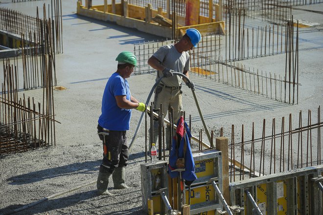 Kriza je spet najbolj prizadela nizko plačane. V Bruslju želijo spodbuditi države članice, naj zagotovijo pošteno plačilo za vsakega zaposlenega. FOTO: Jože Suhadolnik