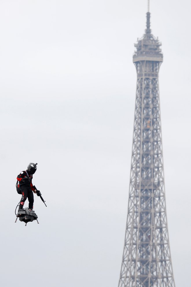 Franky Zapata je navdušil z izumom leteče deske. Takole bo nemara kdaj deskala tudi francoska vojska. FOTO: Charles Platiau/Reuters