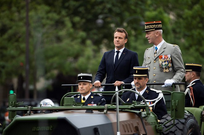 Emmanuel Macron s poveljnikom francoske vojske generalom Francoisom Lecointrom. FOTO: Eliot Blondet/AFP