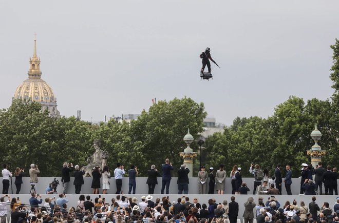 Franky Zapata leti na deski nad Elizejskimi poljanami. FOTO: Ludovic Marin/AFP