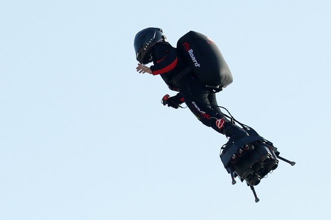 Franky Zapata je letel med 15 in 20 metrov nad morjem. FOTO: Pascal Rossignol/Reuters