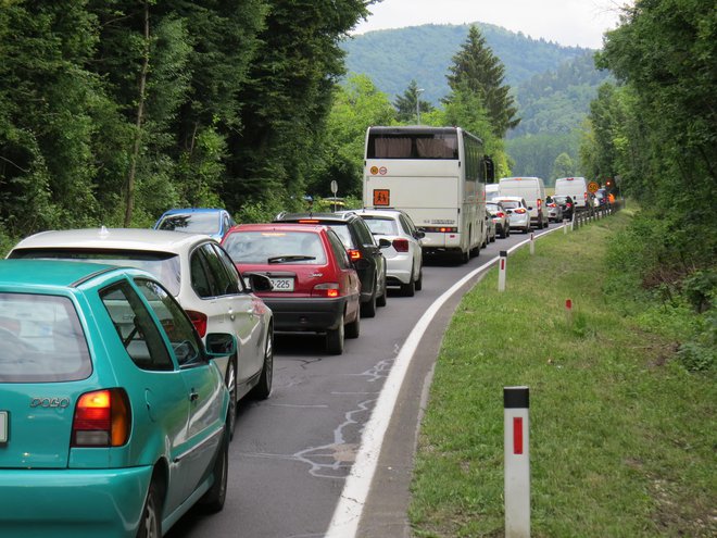 Zastoji na glavni zasavski cesti v Senožetih bodo nastajali najmanj &shy;sedem mesecev. FOTO: Bojan Rajšek/Delo