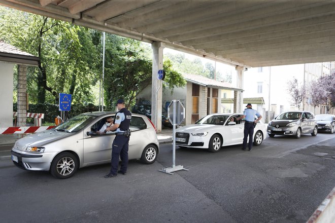 Gneča na kontrolni točki med Gorico in Novo Gorico za vstop v Slovenijo. FOTO: Leon Vidic/Delo