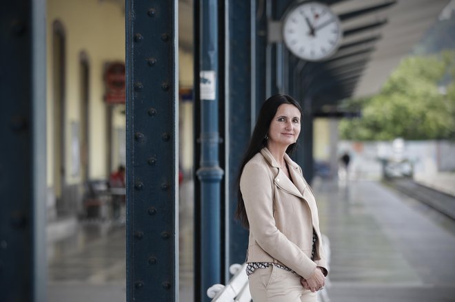 Računamo, da bomo prve nove vlake že lahko vključili v jesenski vozni red, voziti pa bodo začeli na dolenjski, kamniški in, upamo, da čim prej, tudi na kočevski progi, je napovedala Darja Kocjan, direktorica potniškega prometa na Slovenskih železnicah. FOTO: Uroš Hočevar/Delo