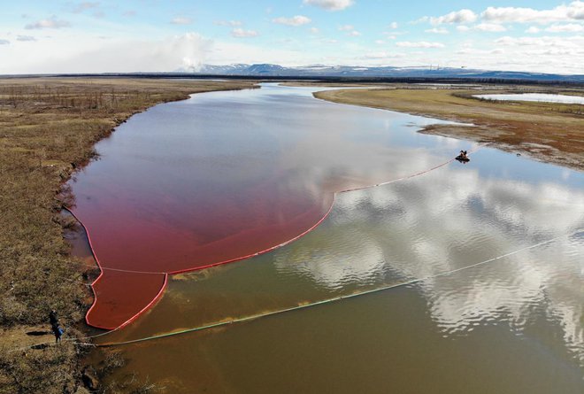 Več kot 20.000 ton dizelskega goriva se je razlilo na arktičnem območju, potem ko se je v elektrarni v bližini sibirskega mesta Norilsk zrušil rezervoar za gorivo. FOTO: Marine Rescue Service of Russia/AFP