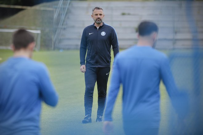 Celjski trener Dušan Kosić se zaveda, da štejejo le tri točke in ne razigrana podoba. FOTO: Uroš Hočevar/Delo
