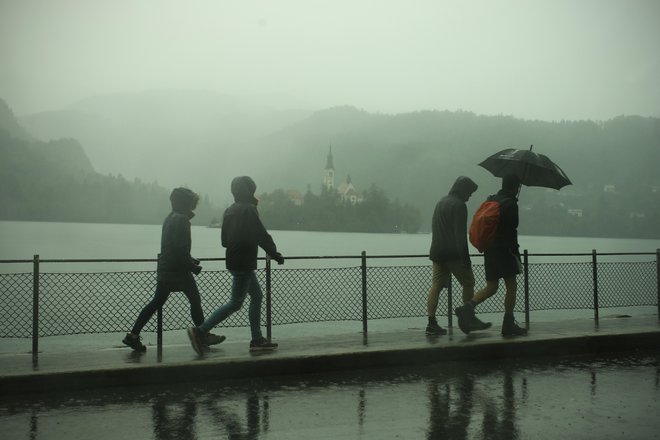 Predvsem na zahodu Slovenije bodo v noči na petek krajevno močni nalivi.&nbsp;FOTO: Jure Eržen/Delo