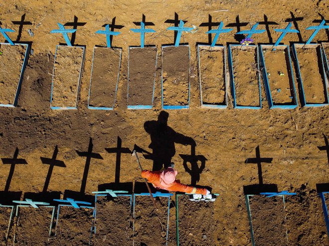 V Braziliji je covid-19 zahteval že več kot&nbsp;32.500 življenj.&nbsp;FOTO: Michael Dantas/AFP