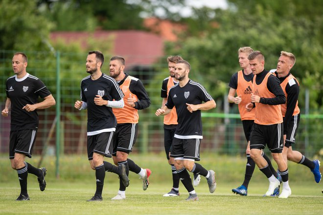 Deset slovenskih nogometnih prvoliugašev je v sredo opravilo teste na koronavirus, izidi pa so bili negativni. FOTO: Sobotainfo