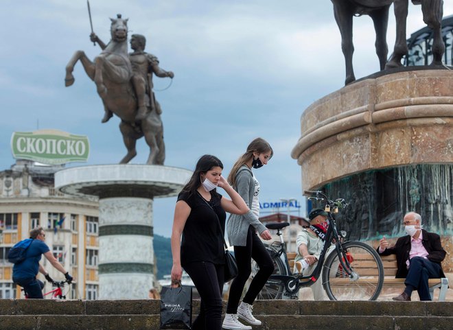 V Severni Makedoniji so odkrili 2492&nbsp;primerov okužb, od teh je 742 še aktivnih, umrlo pa je 145 okuženih ljudi.&nbsp;Foto: Robert Atanasovski +/Afp