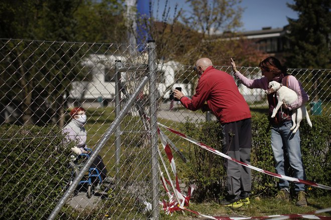 Kriza, ki je razgalila dolgoletne težave pri oskrbi v domovih za starejše, je pokazala tudi na nekatere druge pomanjkljivosti socialnovarstvenih storitev. FOTO: Jure Eržen