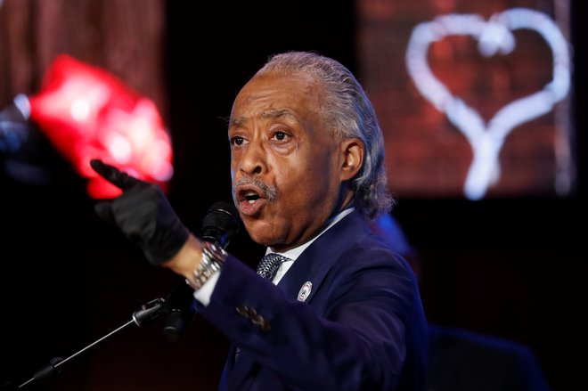 Častiti Al Sharpton je govoril med žalno slovesnosto za pokojnim Georgeem Floydoma v Minneapolisu. FOTO: Lucas Jackson/Reuters