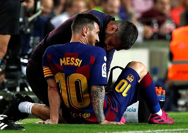 Lionel Messi je zaradi poškodbe mečne mišice izpustil današnji trening Barcelone. FOTO: Reuters