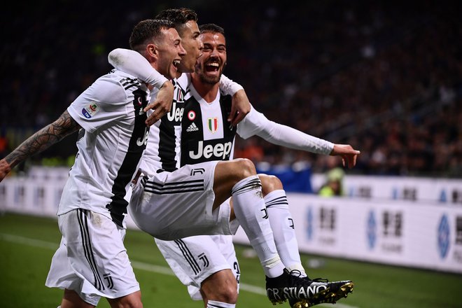 Pred nadaljevanjem italijanskega prvenstva so na vrhu lestvice nogometaši Juventusa iz Torina. FOTO: AFP