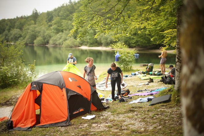 Motiv iz kampa Zlatorog, ob vasici Ukanc v Bohinju, Slovenija 4.julija 2019.
[Kamp Zlatorog,kampi,avtokampi,šotori,poletje,vreme,dopusti,počitnice,sprostitev,gibanje,mladi,študenti,dijaki,narava,jezera,obale,vode,zelenje,drevesa,gozdovi,turizem,turisti,Uk