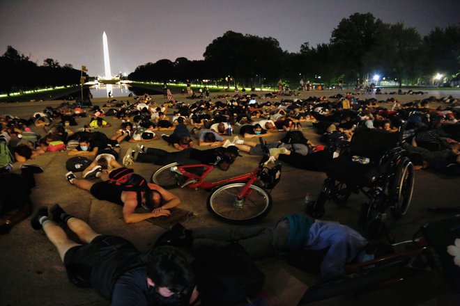 Protestno ležanje ob Lincolnovem spomeniku v Washingtonu. FOTO:&nbsp;Joey Roulette/Reuters