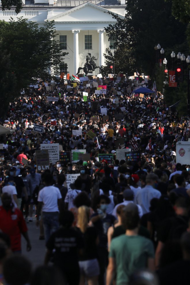 Protest pred Belo hišo. FOTO: Leah Millis/Reuters