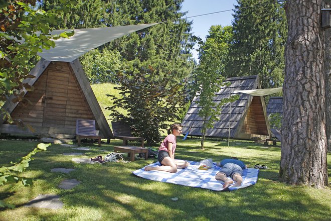 Prebivalci Slovenije bodo bone lahko unovčili za prenočitev v hotelih, počitniških domovih, na turističnih kmetijah, v zasebnih sobah, planinskih domovih in avtokampih. Foto Leon Vidic