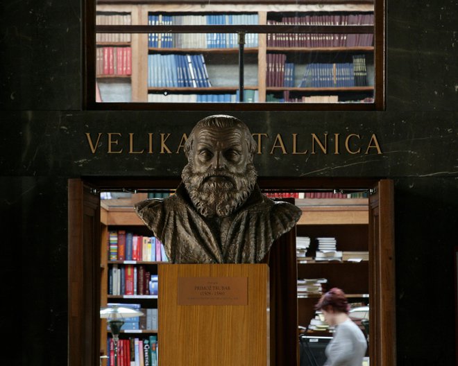 Kip Trubarja pred Veliko čitalnico Narodne in univerzitetne knjižnice. Foto Roman Šipič