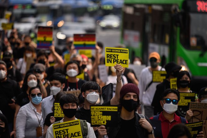 Protestniki so danes v prestolnici Južne Koreje izrazili podporo žrvam rasizma in polcijskega nasilja v ZDA. FOTO: Ed Jones/AFP