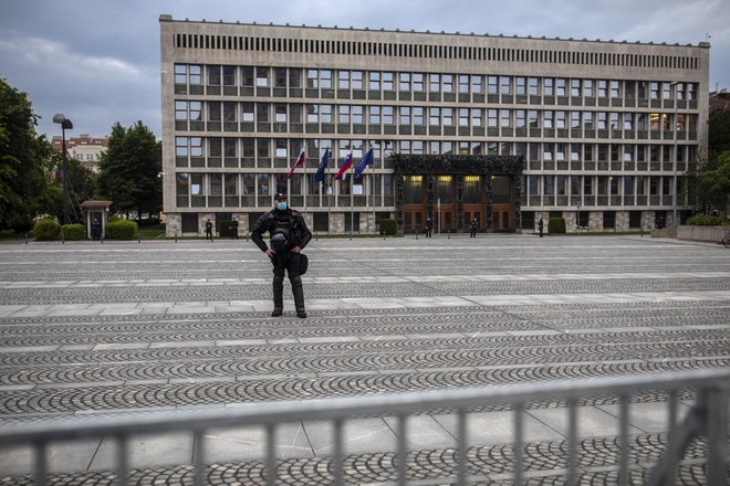 Približno 17 odstotkov anketiranih delo državnega zbora ocenjuje pozitivno, 43 odstotkov pa negativno.&nbsp;FOTO: Voranc Vogel/Delo