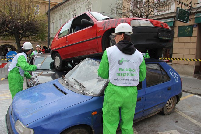 Oddaja v razgradnjo je eden od načinov za varovanje okolja in neplačilo dajatve. FOTO: Brane Piano/Delo